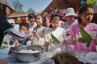 两耳不闻球场事！小洛佩斯在雄鹿场边看书看了一整场